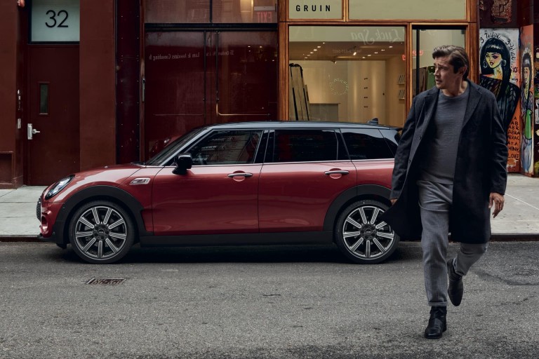 MINI Clubman – crveni i crni – pogled sa strane
