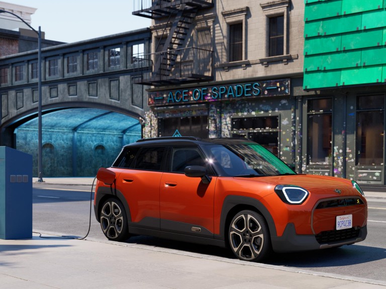 Potpuno električni MINI Aceman - punjenje - javno napajanje