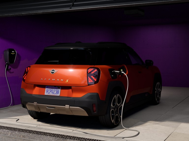 Potpuno električni MINI Aceman - punjenje - kućno napajanje