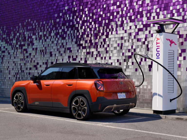 Potpuno električni MINI Aceman - punjenje - napajanje na radnom mestu
