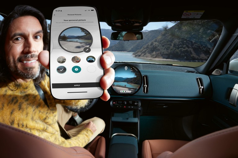 Potpuno električni MINI Countryman - punjenje - povezano napajanje 