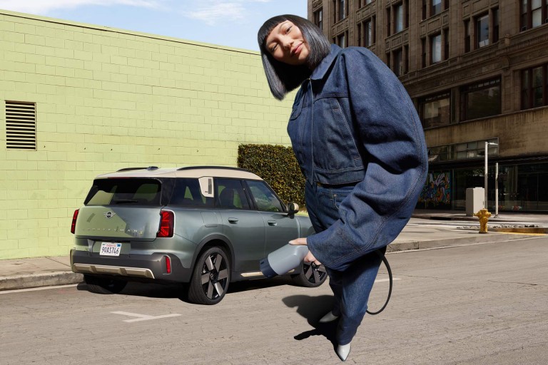 Potpuno električni MINI Countryman - punjenje - javno napajanje