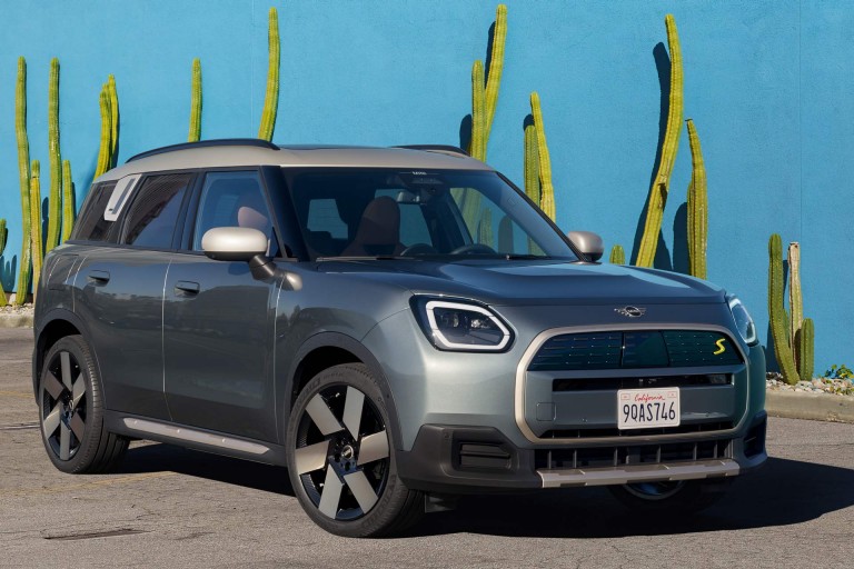 Potpuno električni MINI Countryman - punjenje - napajanje na radnom mestu