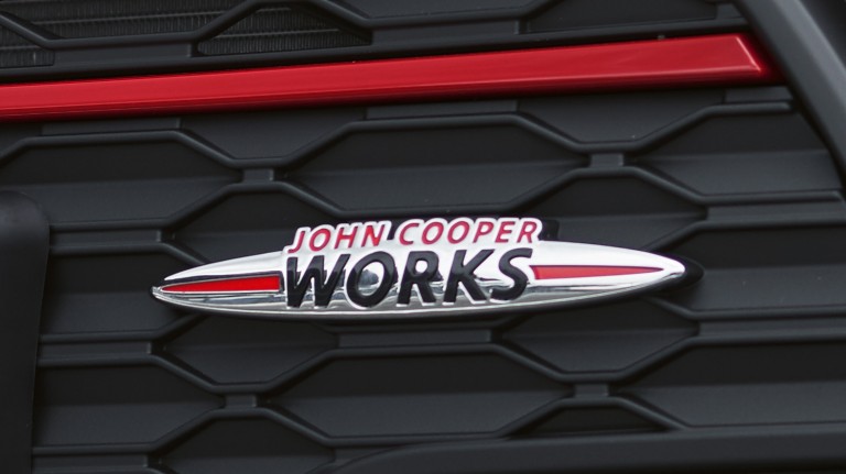 MINI John Cooper Works Clubman – front rešetka – JCW amblem