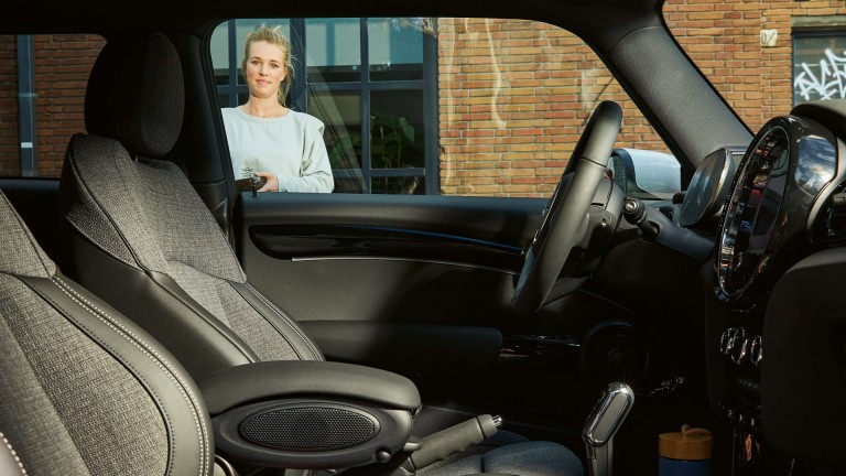 MINI Hatch 3 vrata – enterijer – standardna oprema