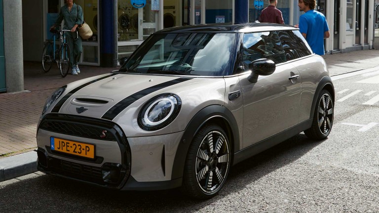 MINI Hatch 3 vrata – izgled spreda plavi i beli – uporedi modele