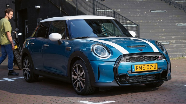 MINI  Hatch 5-vrata– prednji izgled plavi i beli – poređenje modela