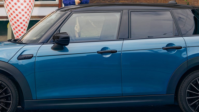 MINI Hatch sa 5 vrata – Završna boja struka vozila - Piano crna boja
