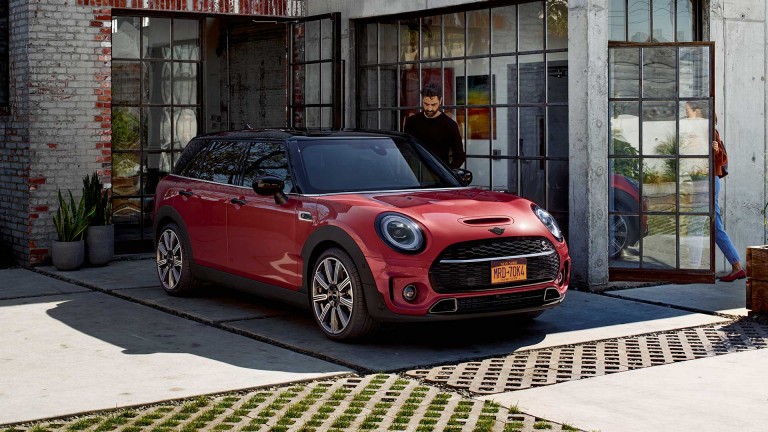 MINI Clubman – bočni izgled crveni i crni – poređenje modela