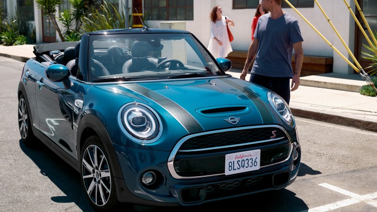 MINI CABRIO edicija Sidewalk – plavo i crno – pogled spreda