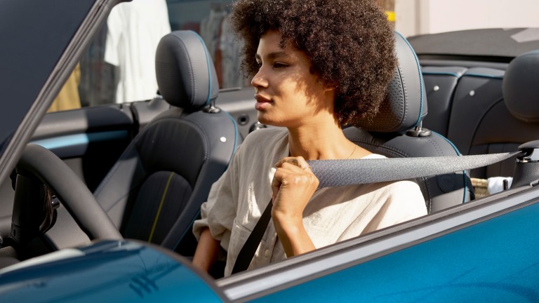 MINI CABRIO edicija Sidewalk – spušteni krov – enterijer i eksterijer