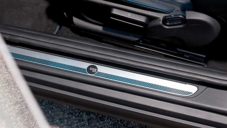MINI CABRIO edicija Sidewalk  – ulazne trake na vratima – oznake