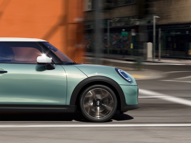 MINI Cooper sa 3 vrata - vozno iskustvo - praćenje okoline