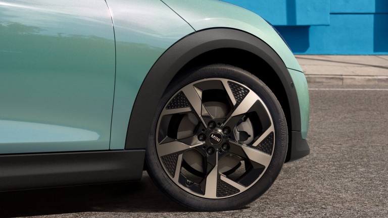 MINI Cooper 3-vrata - spoljna galerija - krupan kadar točkova