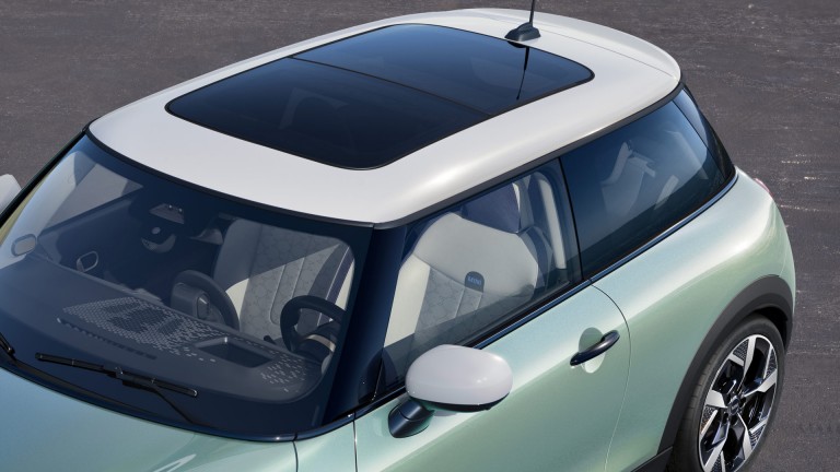 MINI Cooper 3-vrata - spoljna galerija - krupan kadar šibera