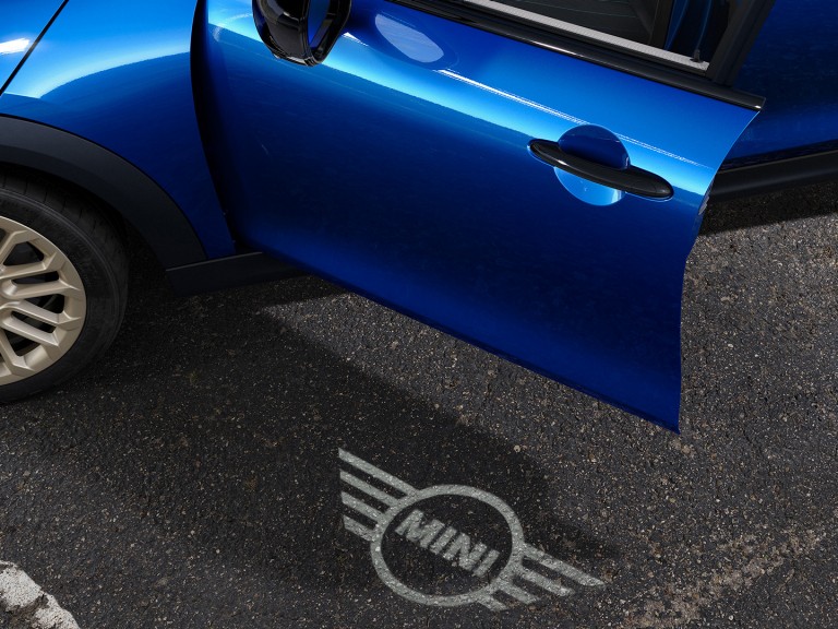 MINI Cooper 5-vrata - spoljašnje karakteristike - svetlo za dobrodošlicu i pozdrav sa potpisom