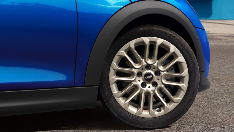 MINI Cooper sa 5 vrata - spoljne karakteristike - krupan kadar točka