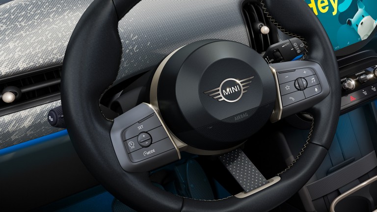 MINI Cooper sa 5 vrata - unutrašnjost - volan originalne veličine