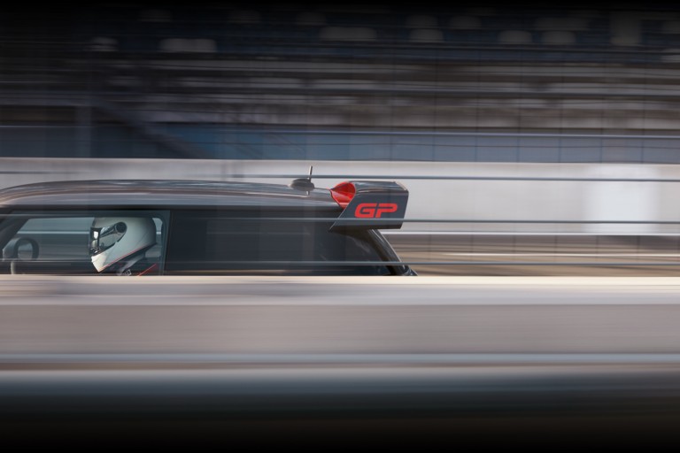 MINI John Cooper Works GP – pogled spreda i sa strane – krovni spojler