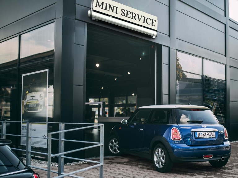 MINI Servis - MINI sa troja vrata ulazi u servis